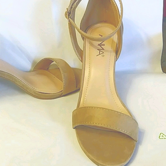 Anna Shoes - ANNA Trask-5-FC chunky heeled ankle strap sandal. Size 7. Slighth neel flaw.